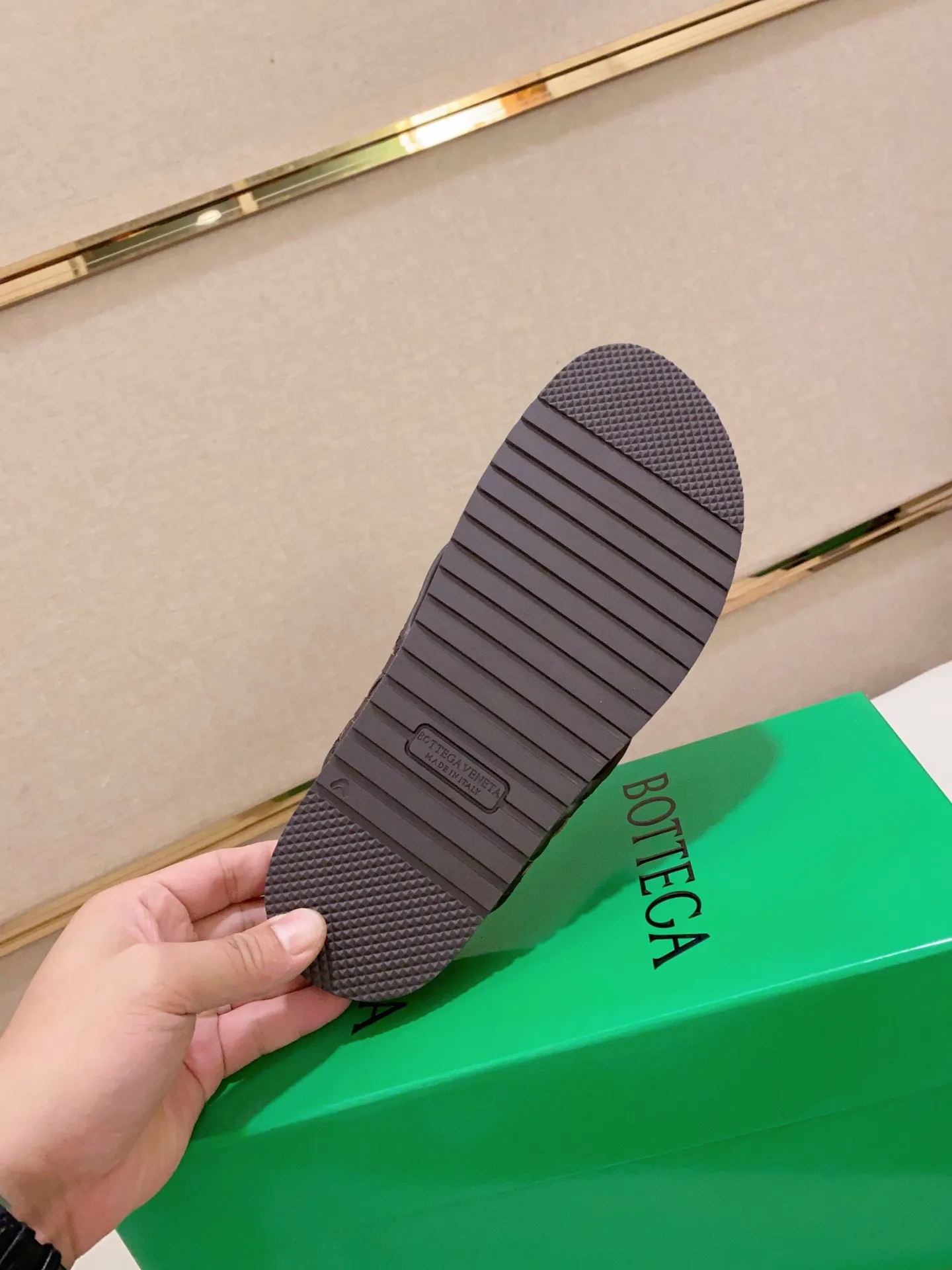 Men's shoes 💰: 320💰[BV~Bottega Veneta] Trendy new slippers are on the market. Same style as the official website. Counter quality [strong][strong][strong] Selected cow patent leather weaving. High-end atmosphere. Very cost-effective. Original wear-resistant rubber outsole. Fine workmanship. The upper layer of materials is used. The quality is visible. Shoe size 38-45.